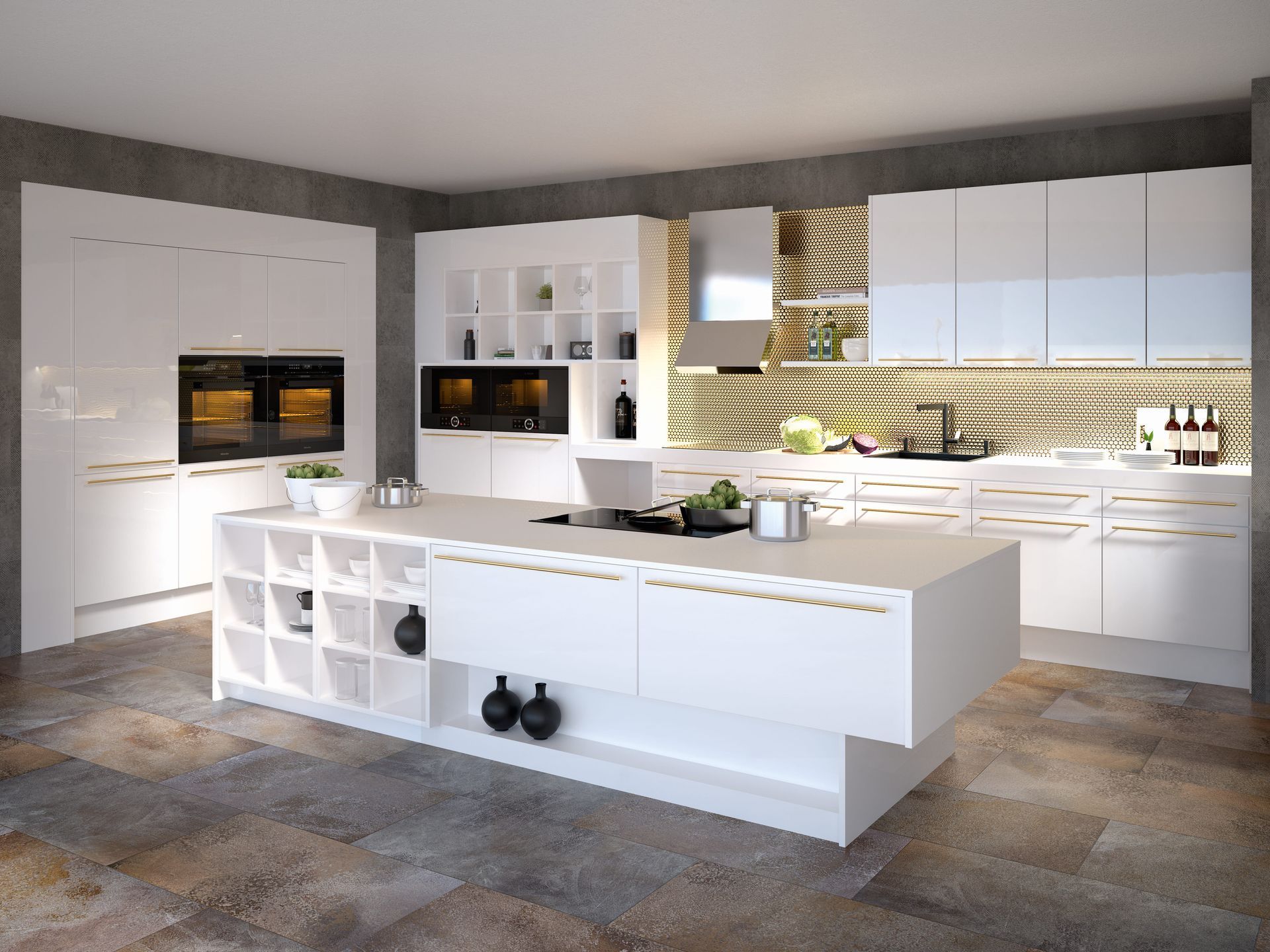 Eine moderne weiße Küche mit einer großen Kochinsel mit Regalen, einer goldenen Wabenmuster-Rückwand und dunklen Steinfliesen als Bodenbelag.