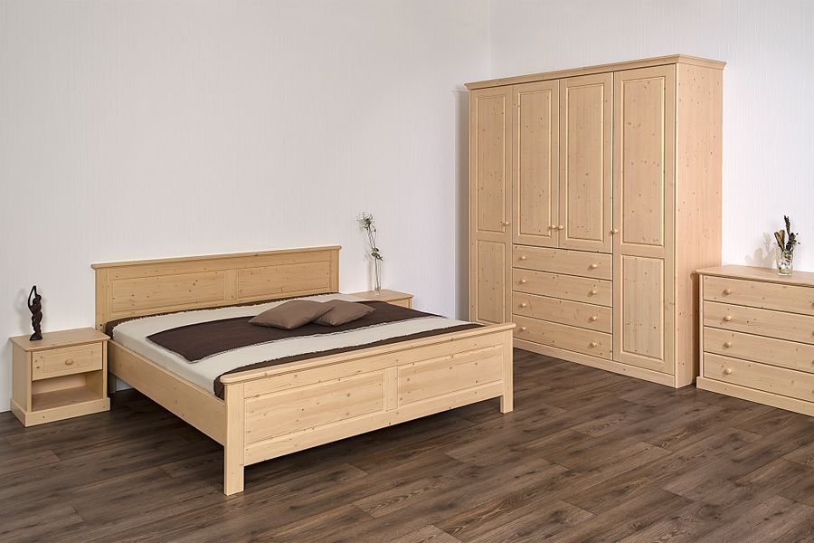 Ein helles Schlafzimmer-Set aus Holz, bestehend aus einem Bett, einem großen Kleiderschrank, einem kleinen Nachttisch und einer Kommode.