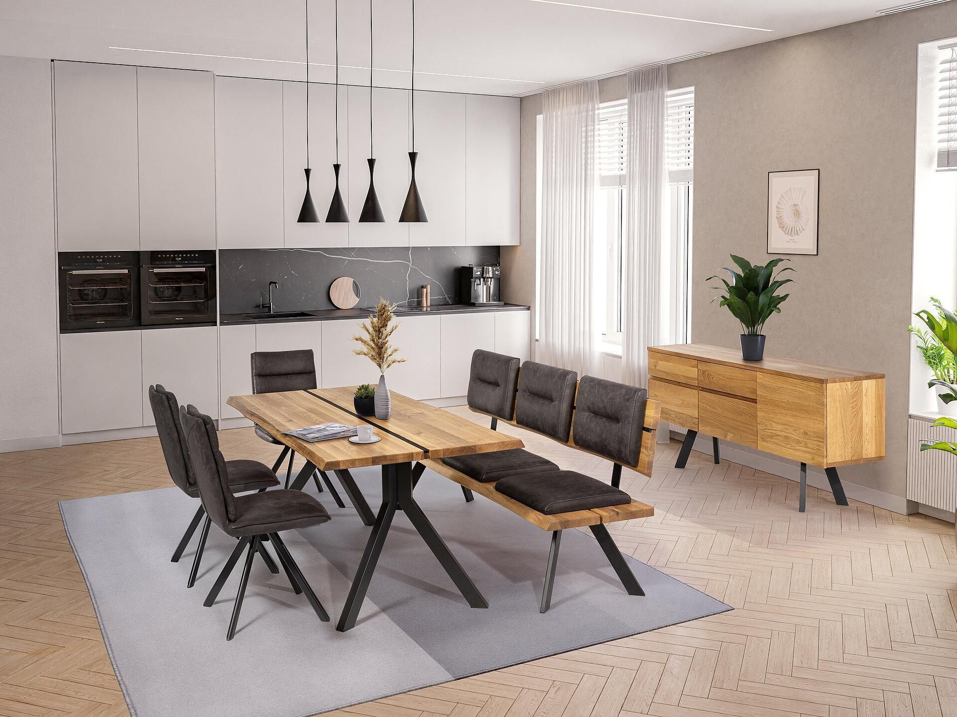 Moderner Essbereich mit Holztisch, dunkel gepolsterten Stühlen und Bank, Anrichte und Küchenschränken.