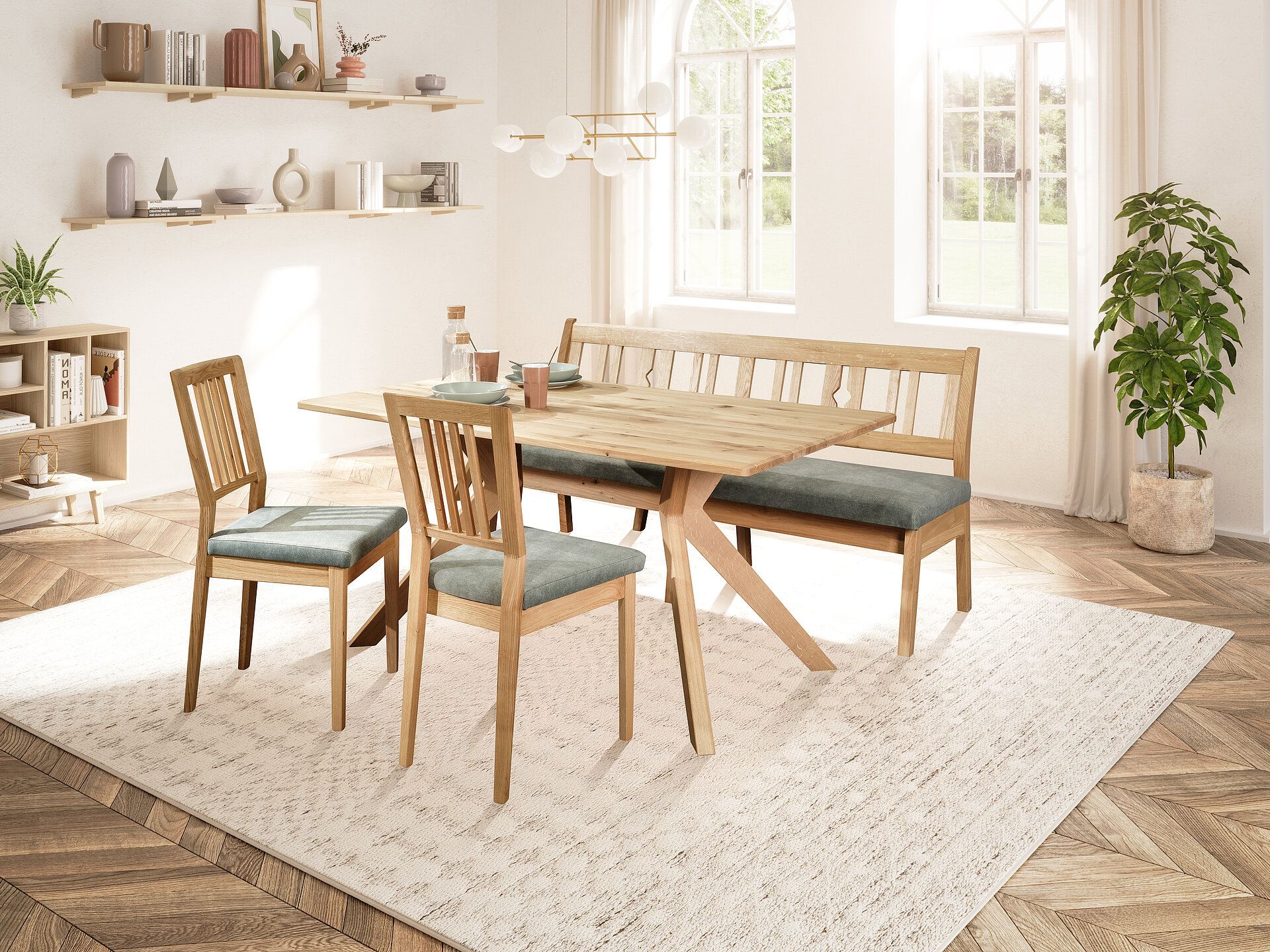 Eine helle Essgruppe aus Holz mit Bank und zwei Stühlen, aufgestellt auf einem strukturierten Teppich in einem hellen, modernen Raum mit Wandregalen.