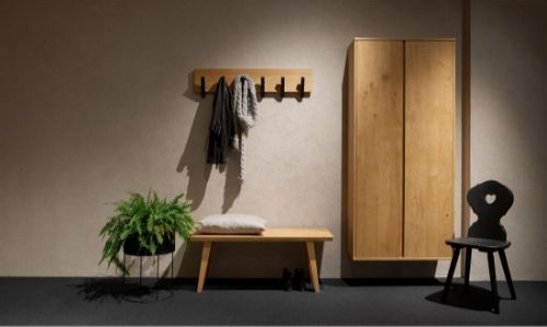 Modernes Badezimmer mit einem Doppelwaschtisch aus Holz, einem beleuchteten Medizinschrank, einer weißen Badewanne und zwei passenden Aufbewahrungsschränken aus Holz.