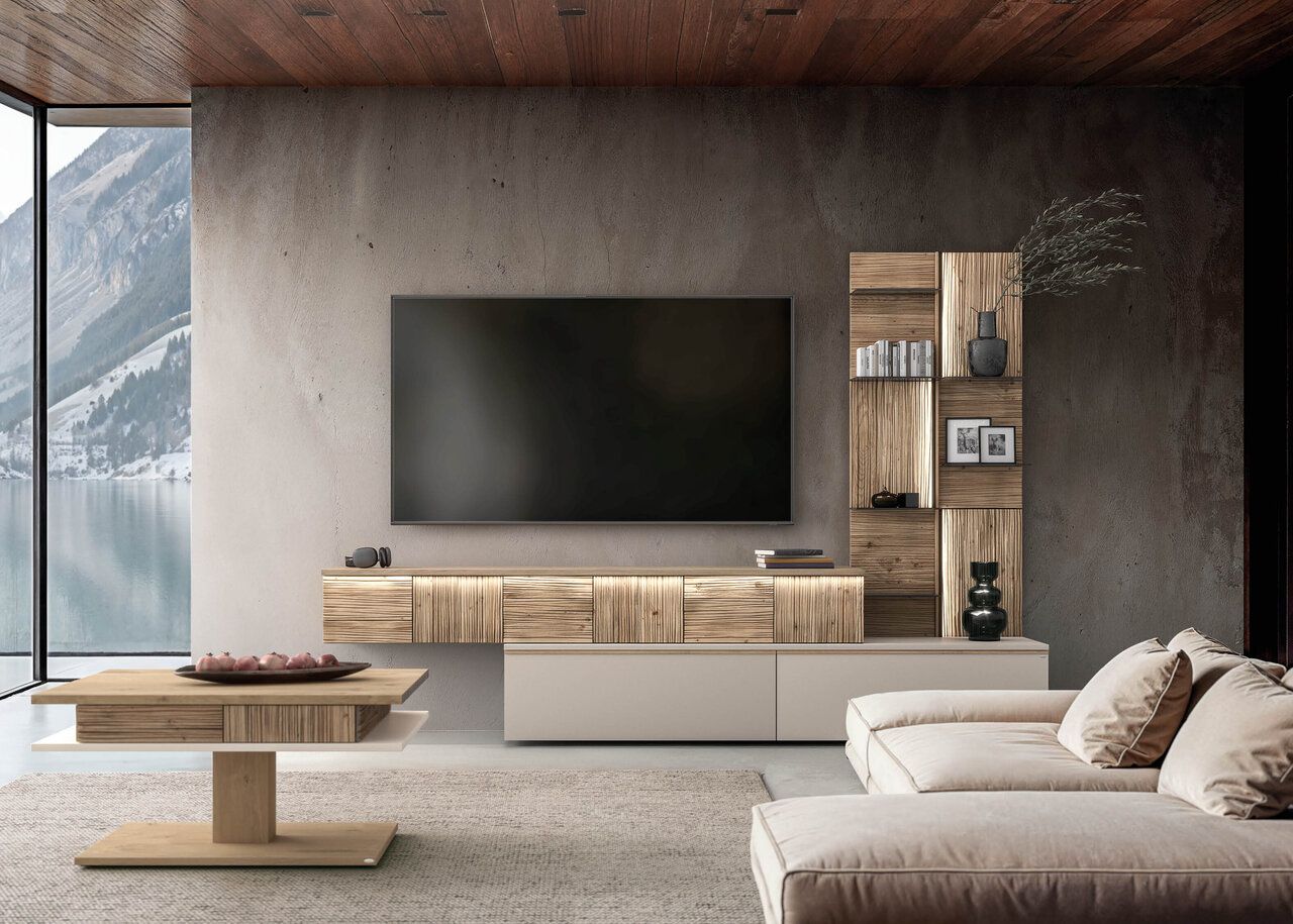 Modernes Wohnzimmer mit an der Wand montiertem Fernseher, Schränken in Holzoptik, passendem Couchtisch und einem neutralen Sofa.