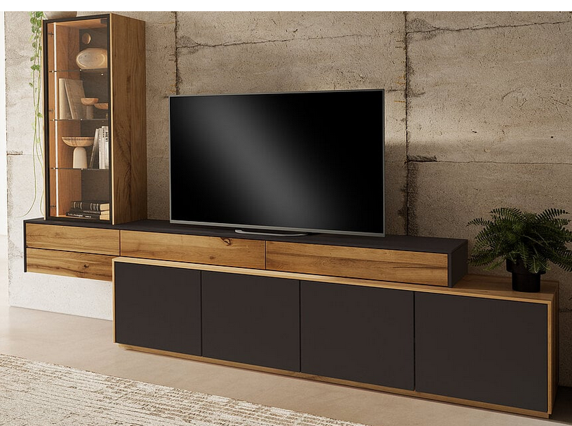 Eine moderne Unterhaltungseinheit mit natürlicher Holzmaserung, dunkelgrauen Schränken und einer hohen Glasvitrine an einer strukturierten Wand.