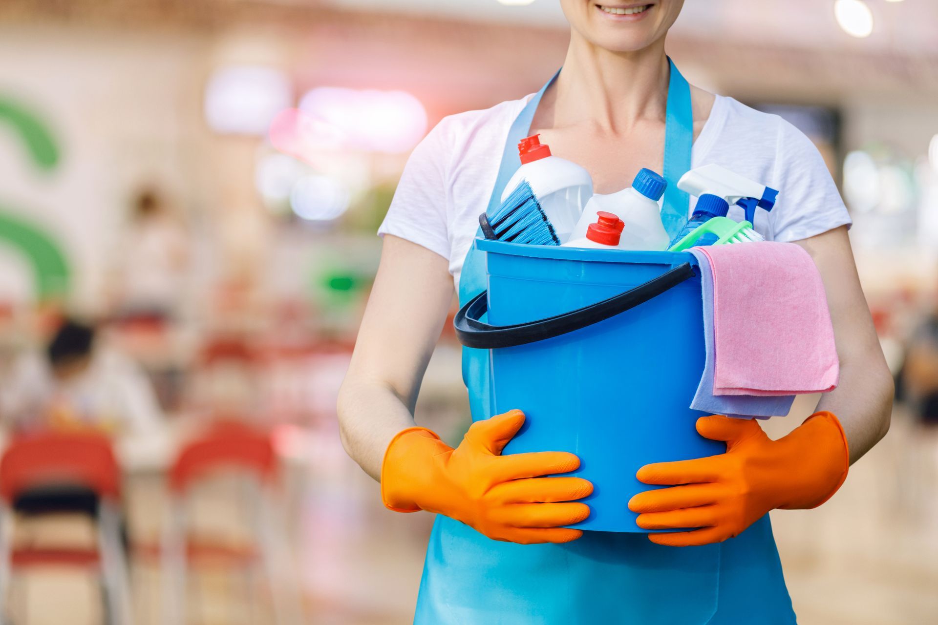 Ein Teller mit Croissants, aus einem davon wurde ein Biss herausgeschnitten, auf einem Holztisch.