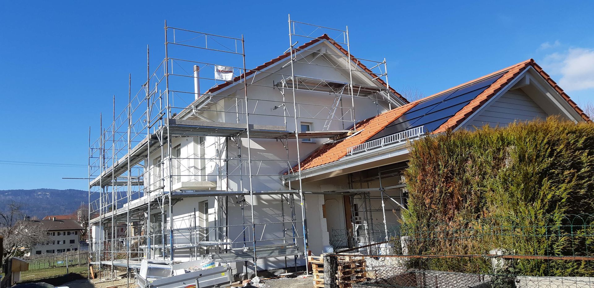 Peintures extérieures d'une villa en cours - Pascal Dubugnon entreprise de peinture