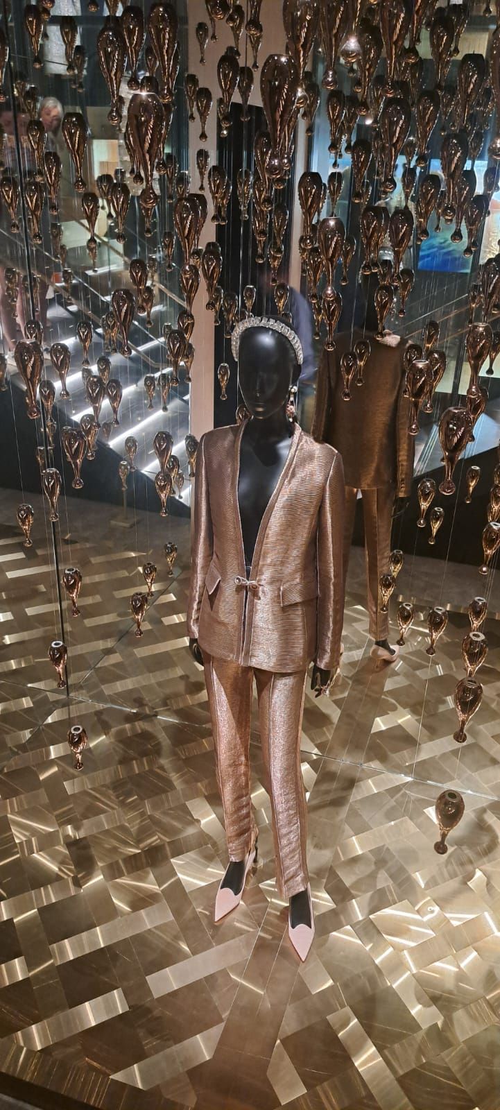 Un mannequin vêtu d'un costume doré scintillant