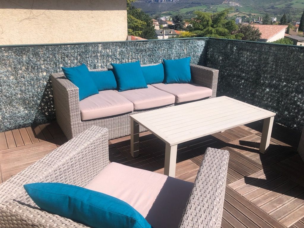 Terrasse de jardin avec des canapés et une table basse