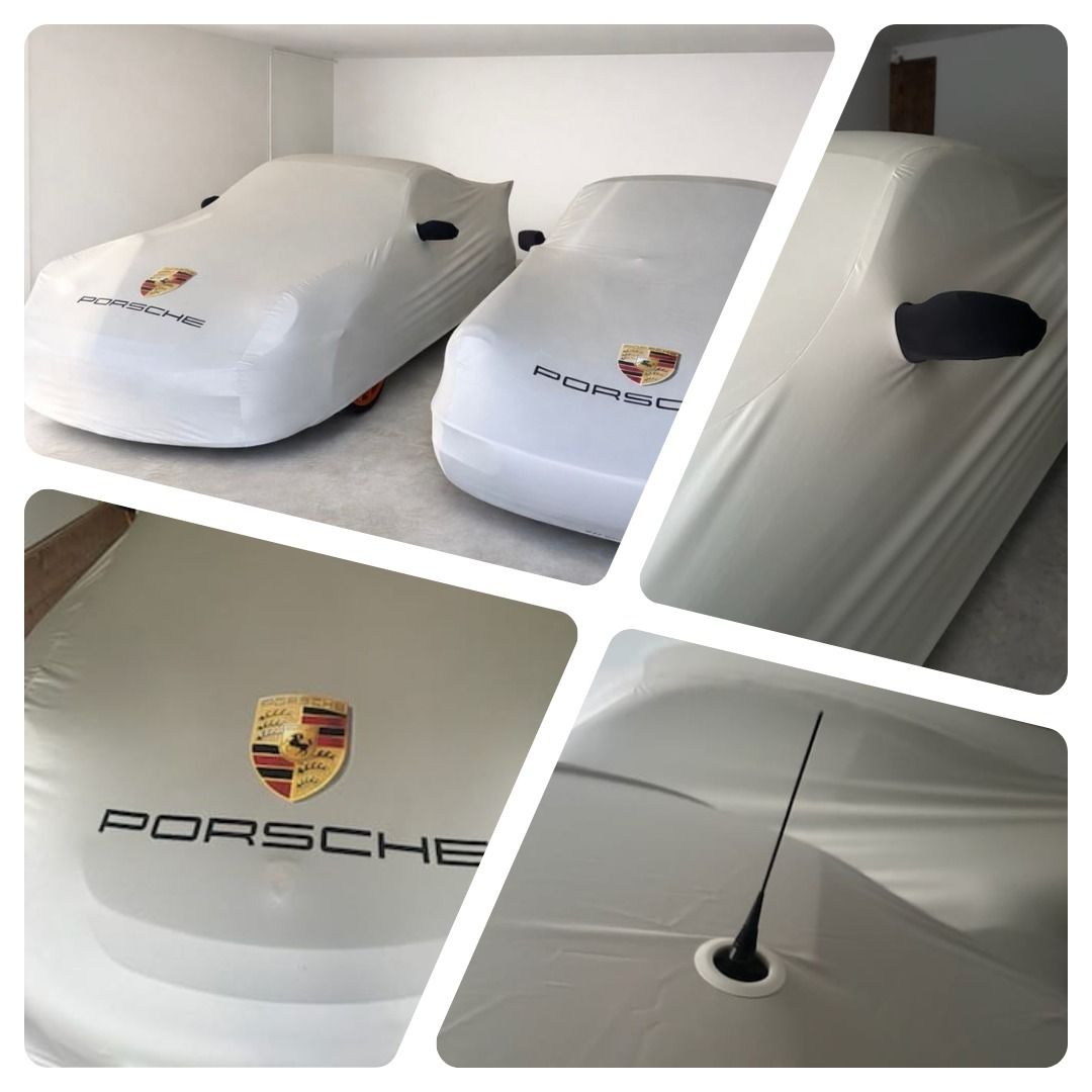Deux Porsche sous des housses de protection blanches arborant le logo de la marque