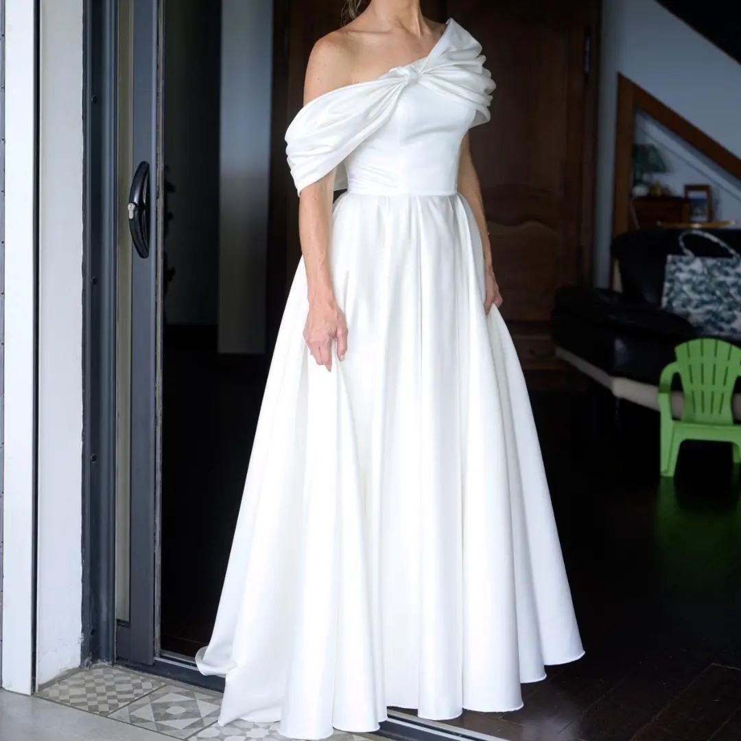 Une femme qui porte une robe de marié blanche