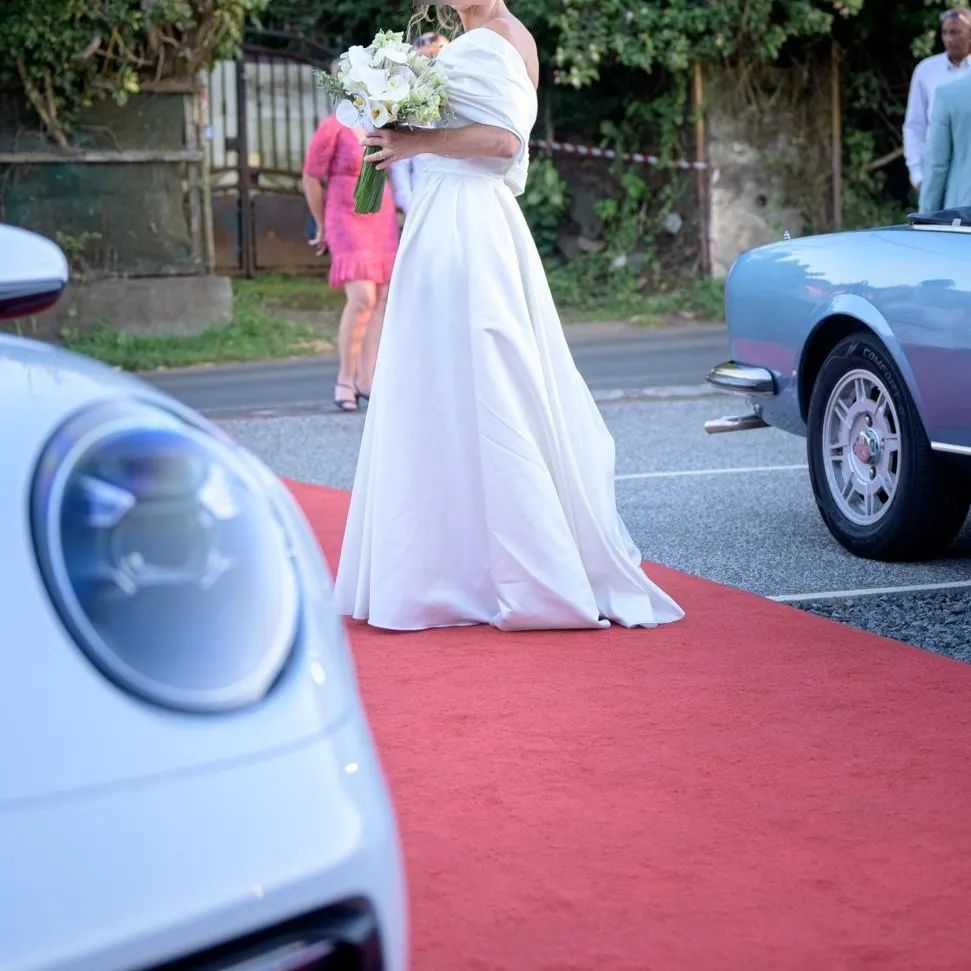 Femme portant une robe de mariée sur un tapis rouge
