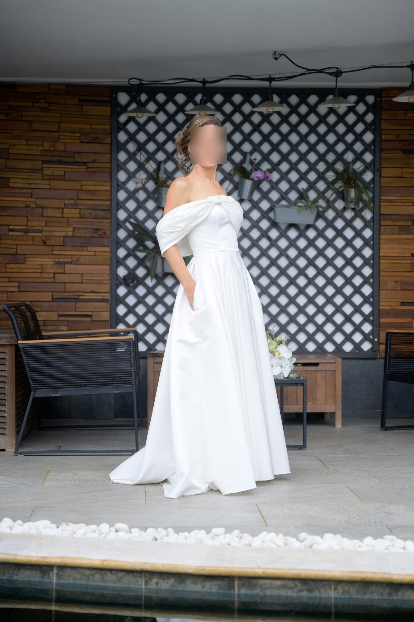 Femme portant une robe de mariée blanche