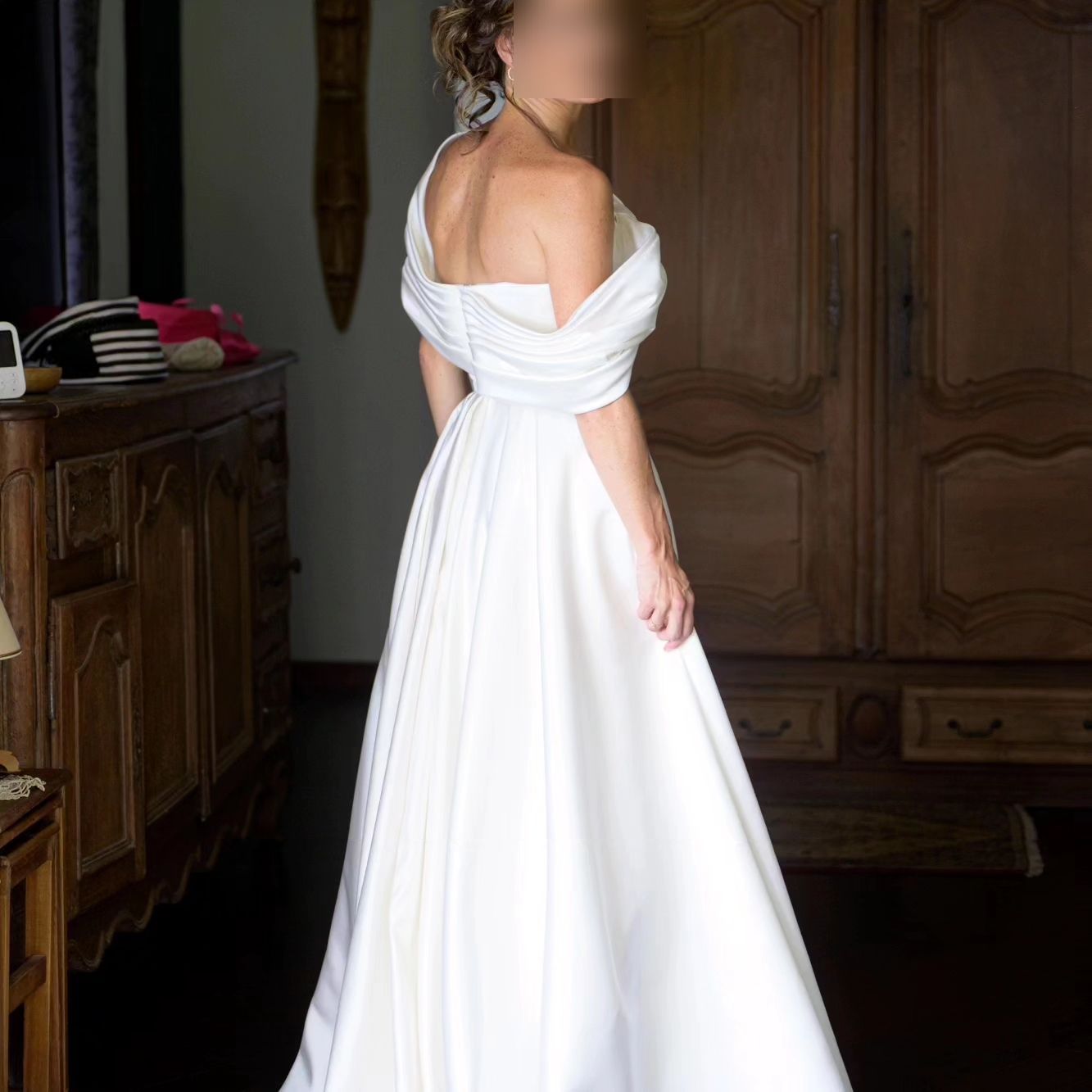 Femme qui porte une robe de mariée 