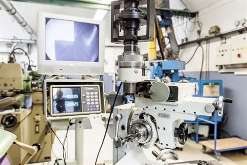 Eine Maschine mit einem Monitor darauf in einer Fabrik