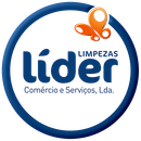 Logotipo da "L&iacute;der Limpezas", empresa de limpeza, com c&iacute;rculo azul, borboleta laranja e texto.