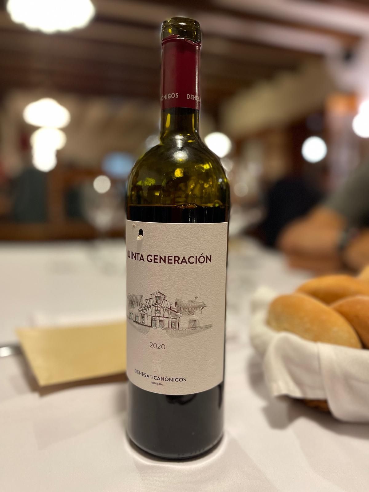 Botella de vino sobre una mesa de un restaurante, con la etiqueta