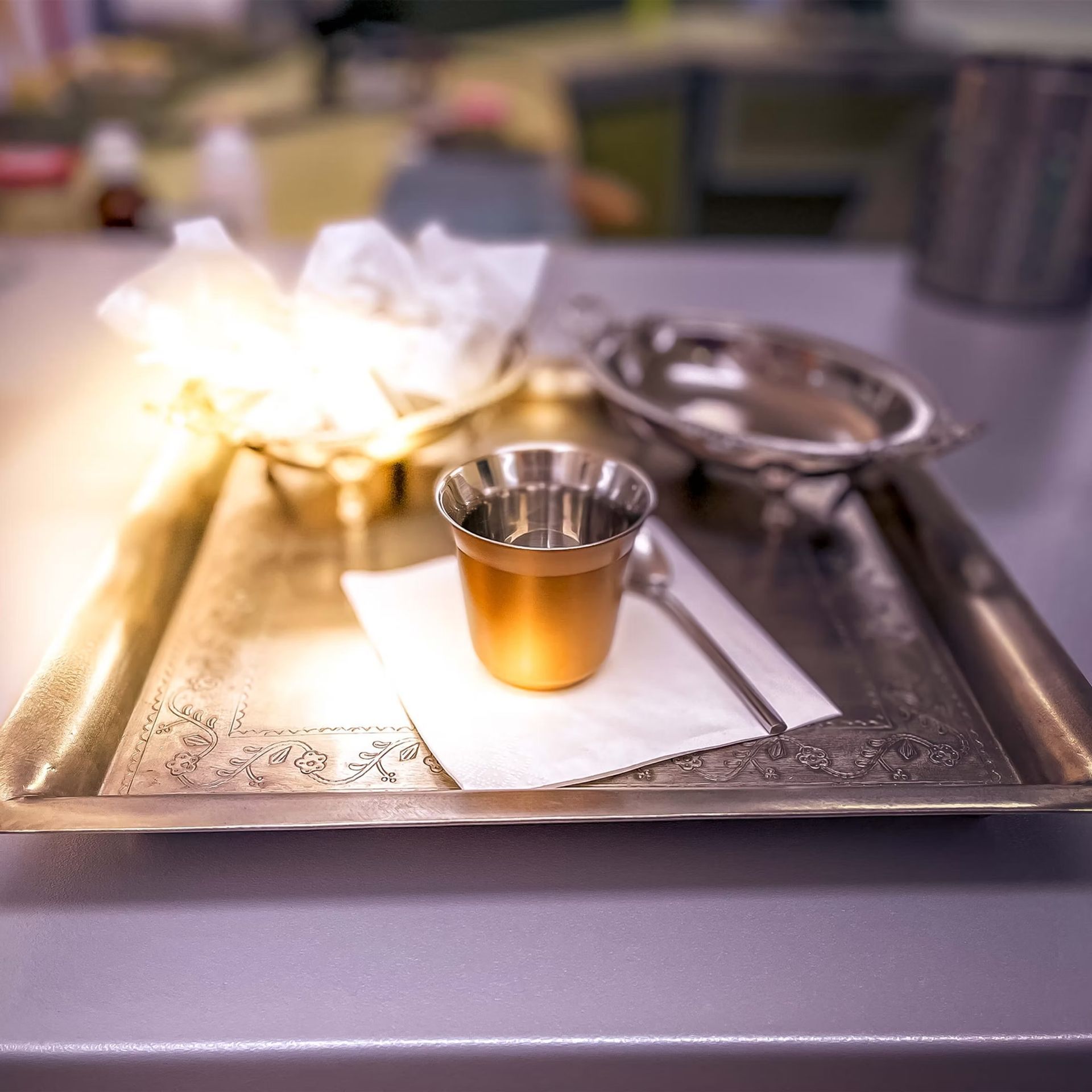 Hände halten Schere und Kamm und schneiden Haare vor dunklem Hintergrund.