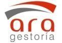 Logotipo con texto rojo y gris que dice &ldquo;ara gestoria&rdquo; y una l&iacute;nea roja curvada encima.