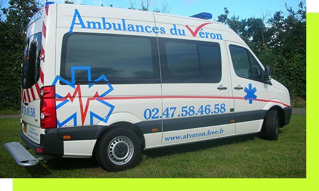 Ambulance blanche avec symboles médicaux bleus et rouges. 