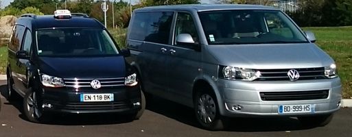 Deux fourgonnettes Volkswagen, un taxi Caddy noir et un Transporter argenté, étaient garés côte à côte.