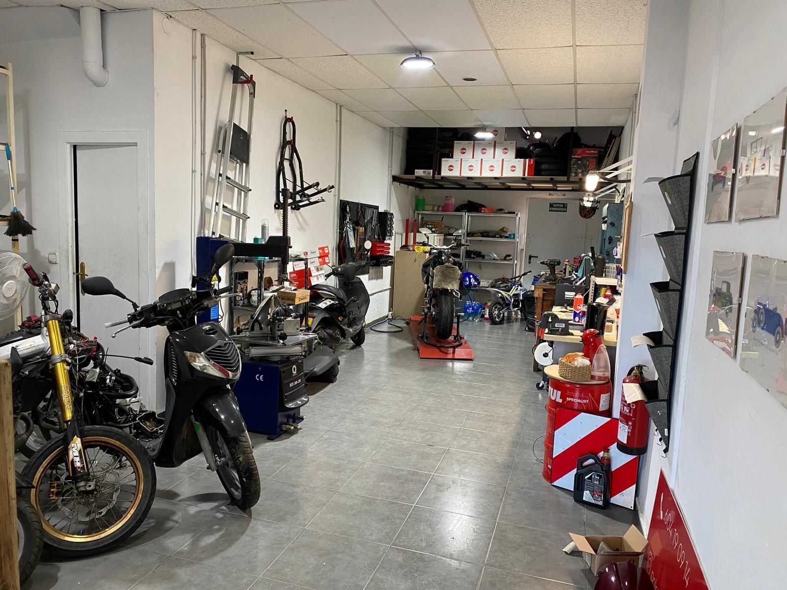 Una motocicleta está estacionada en medio de un garaje.