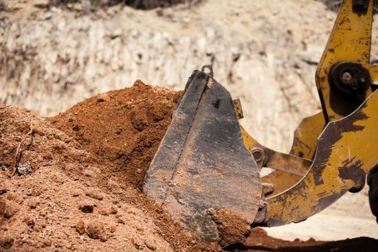 Kaivinkone nostaa maa-ainesta