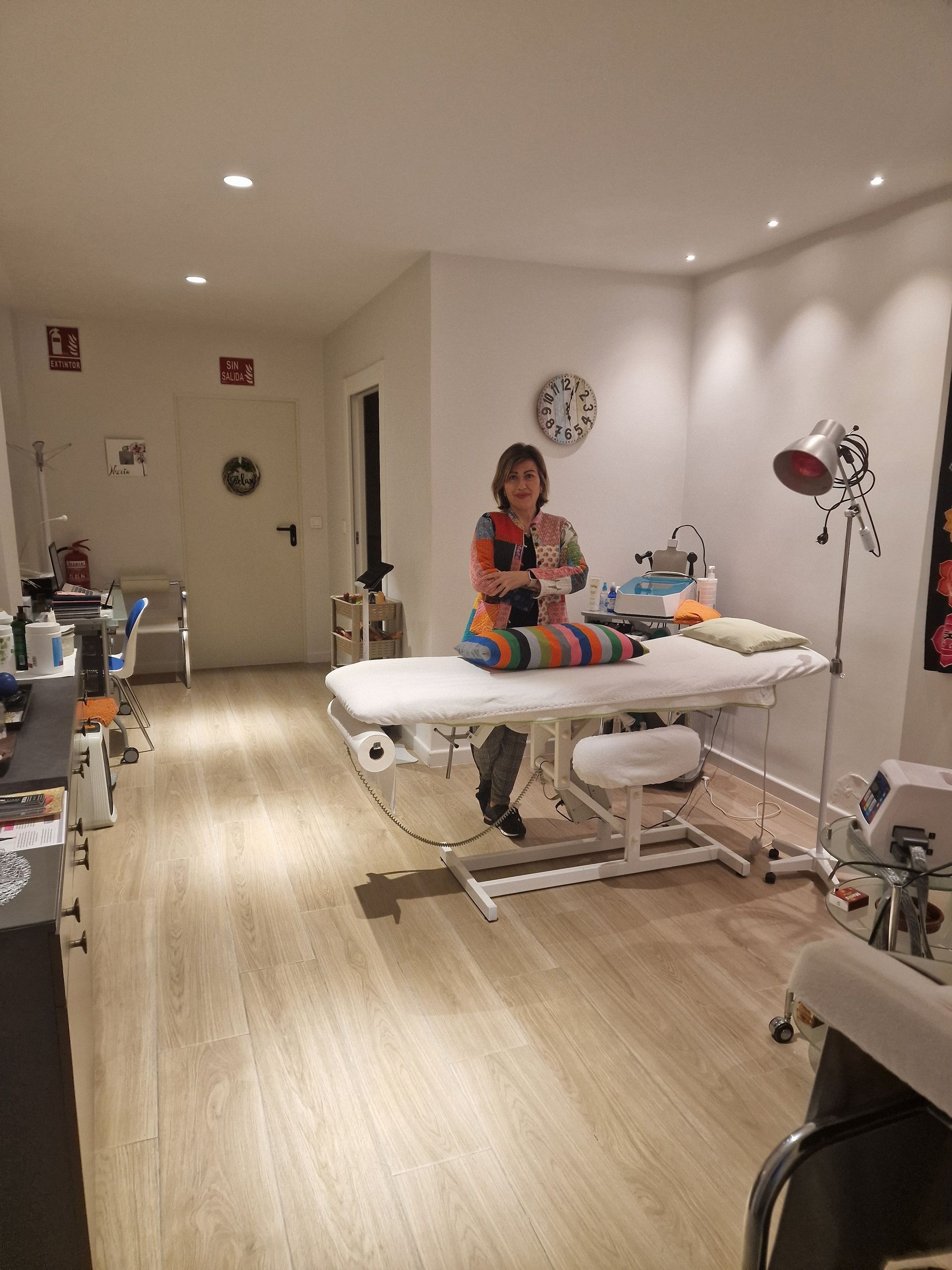 Una mujer está dándole un masaje a un bebé en una mesa en una habitación.