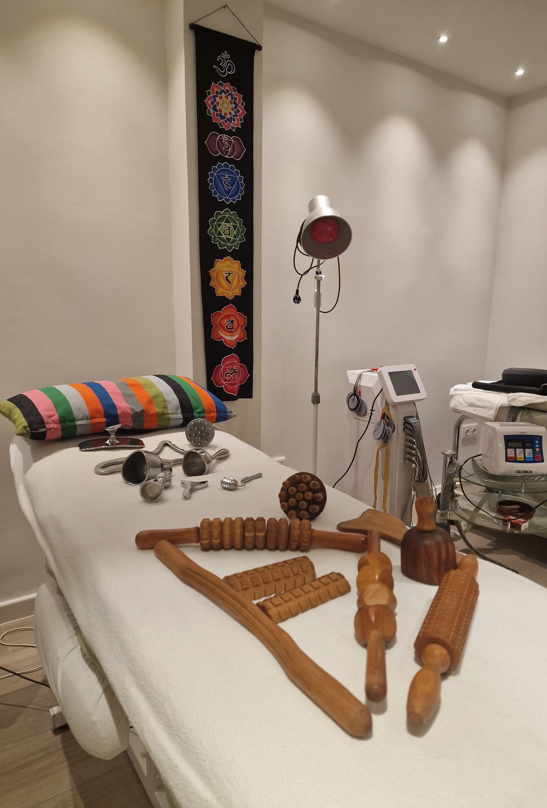 Una mesa de masaje con herramientas de madera sobre ella en una habitación.