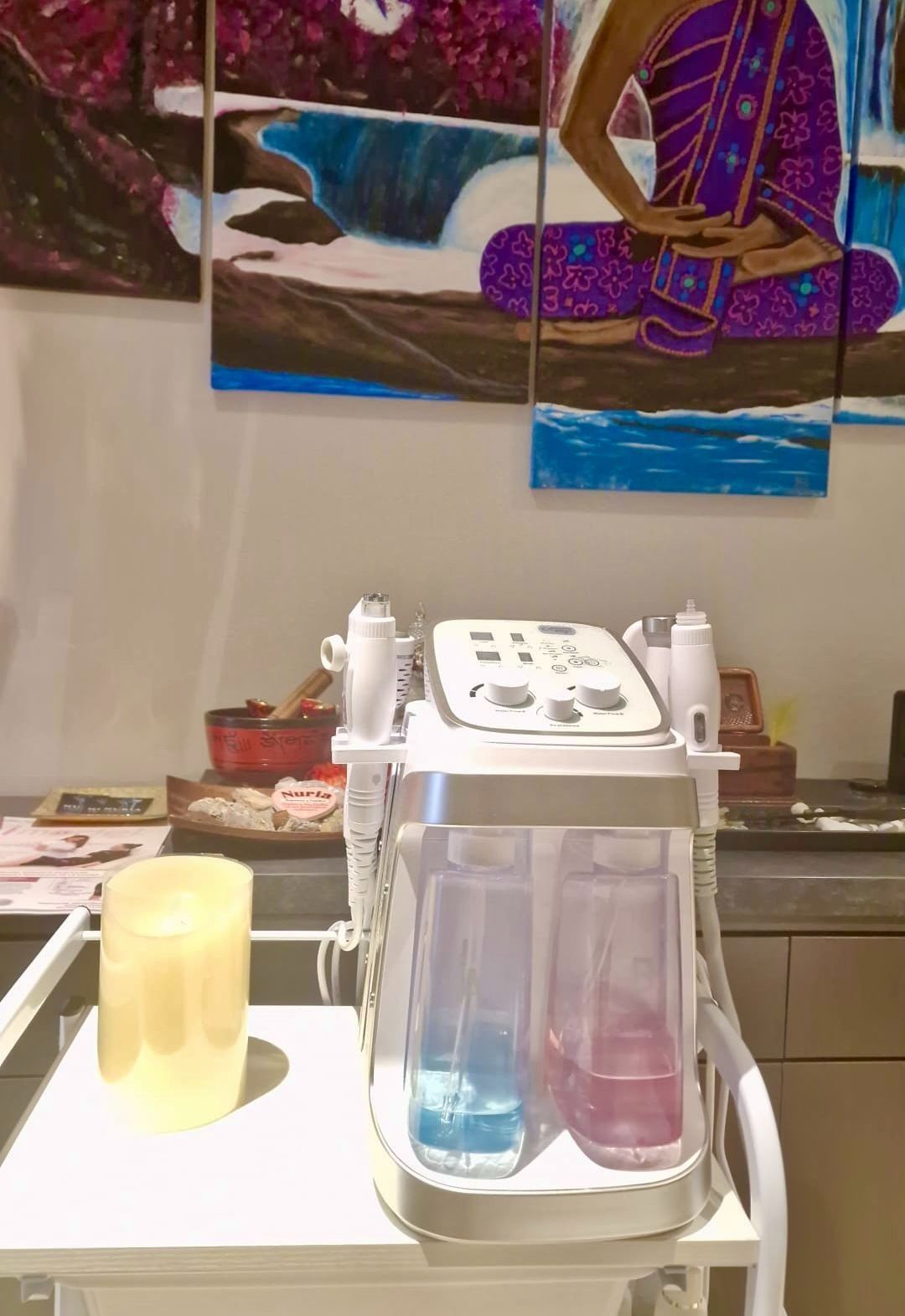 Una máquina está sentada sobre una mesa en una habitación con pinturas en la pared.