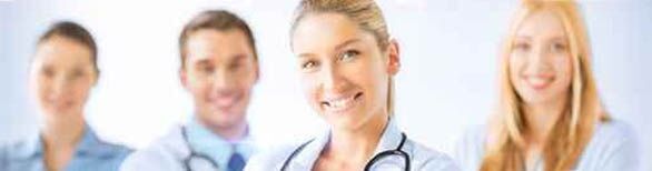 Quatro profissionais de saúde sorrindo e olhando para a câmera.