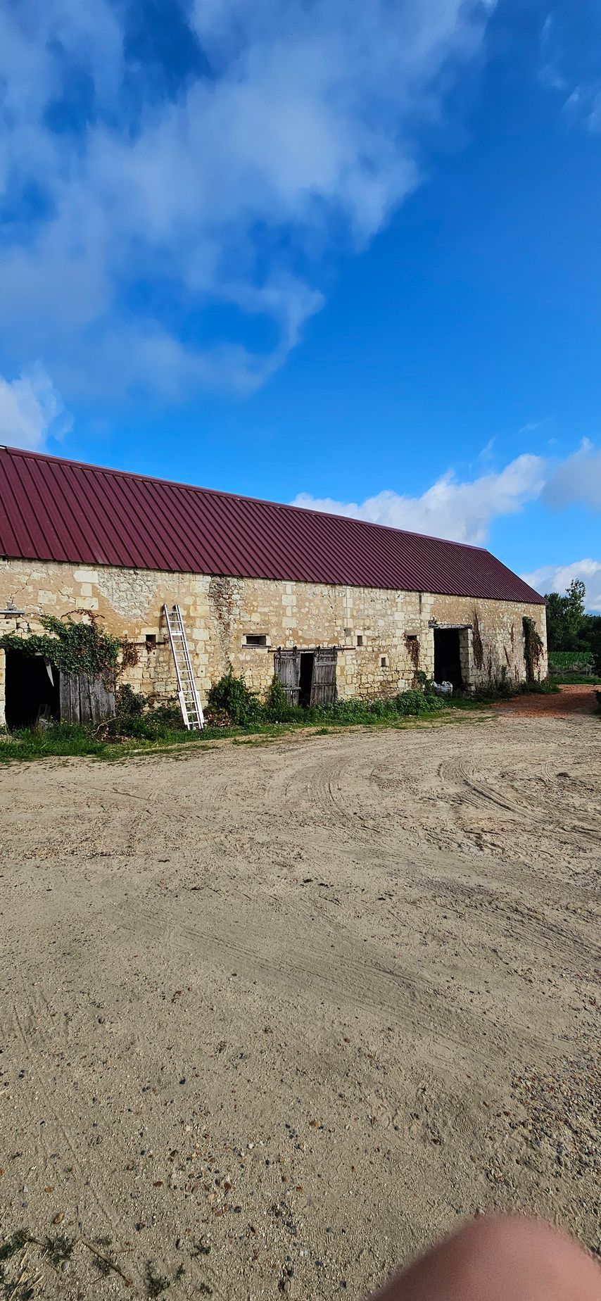 Un bardage en bois sur une lucarne de toiture.