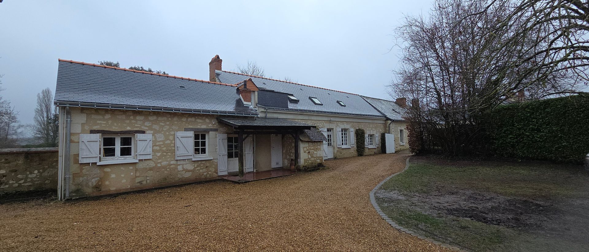 Une toiture avec des tuiles en ardoise.