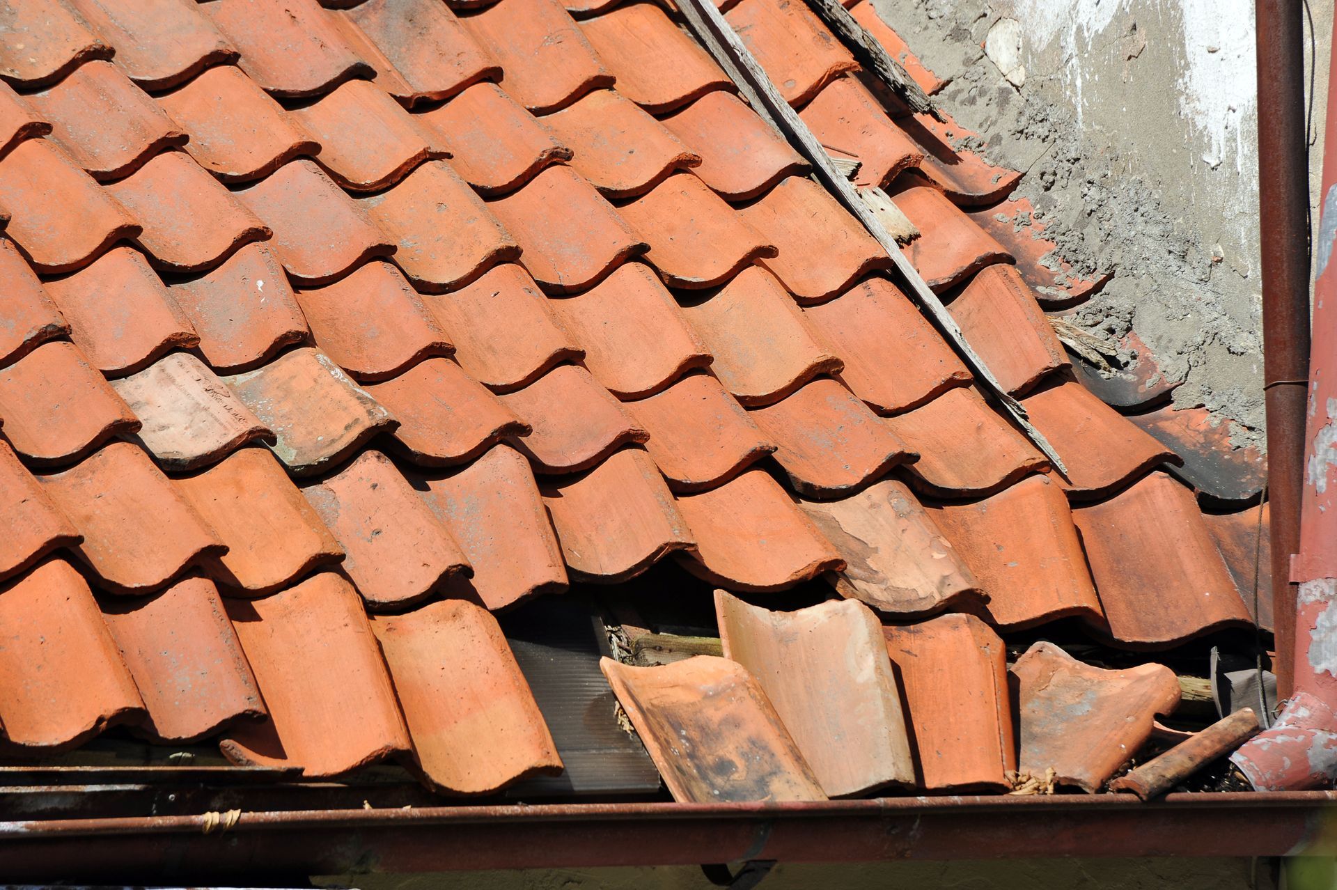 Des tuiles cassées.