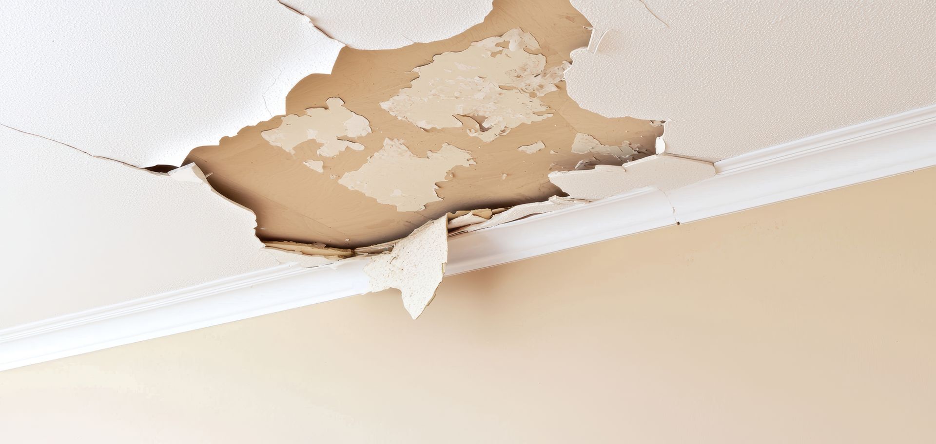 De la peinture qui s'effrite sur un plafond.