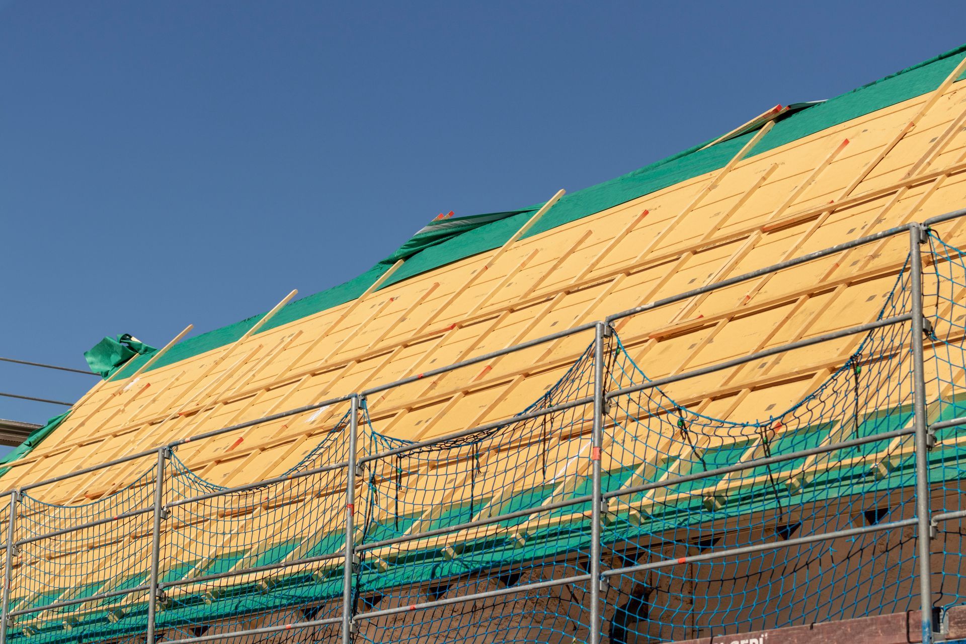 Une isolation de toiture avec des échafaudages devant le toit.