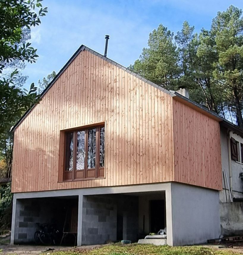 Une maison avec un bardage en bois.