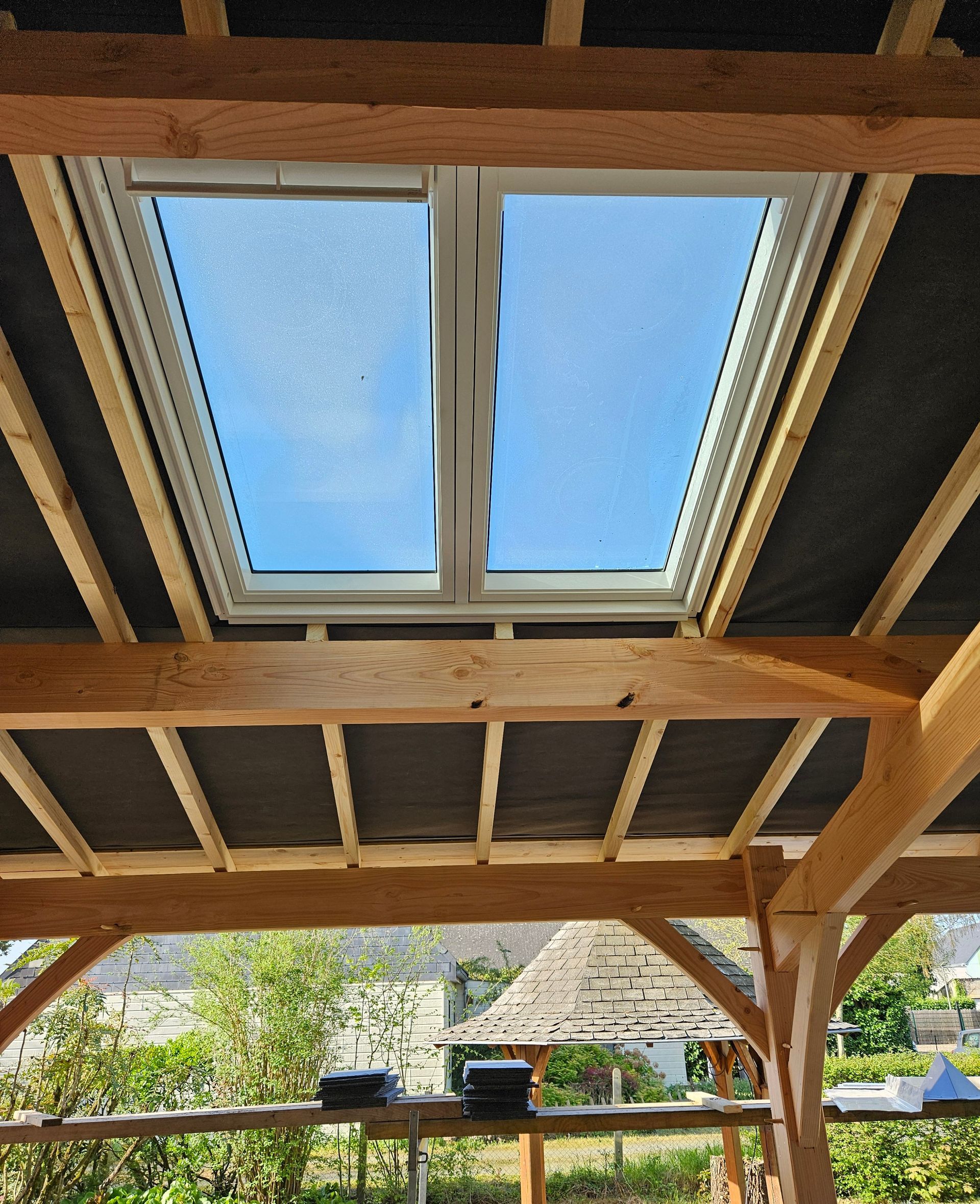 Une fenêtre de toit blanche.