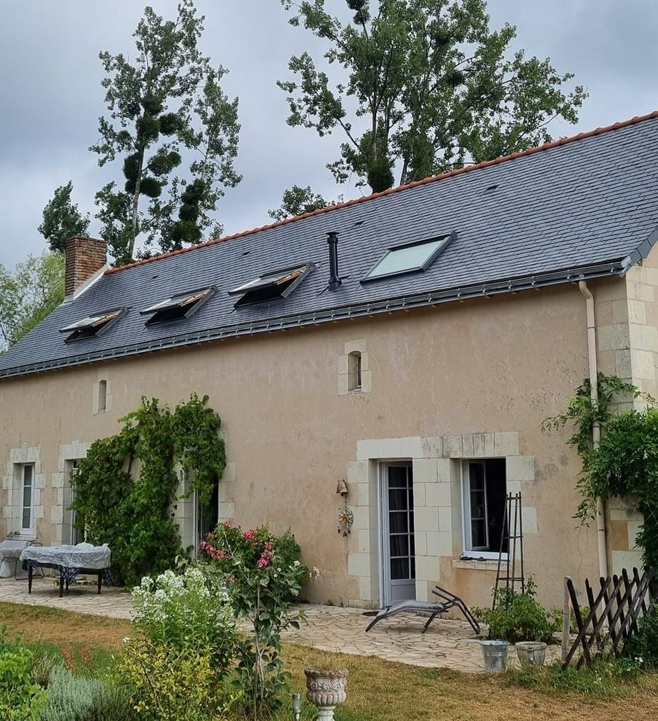 Des fenêtres de toit vues de l'extérieur.