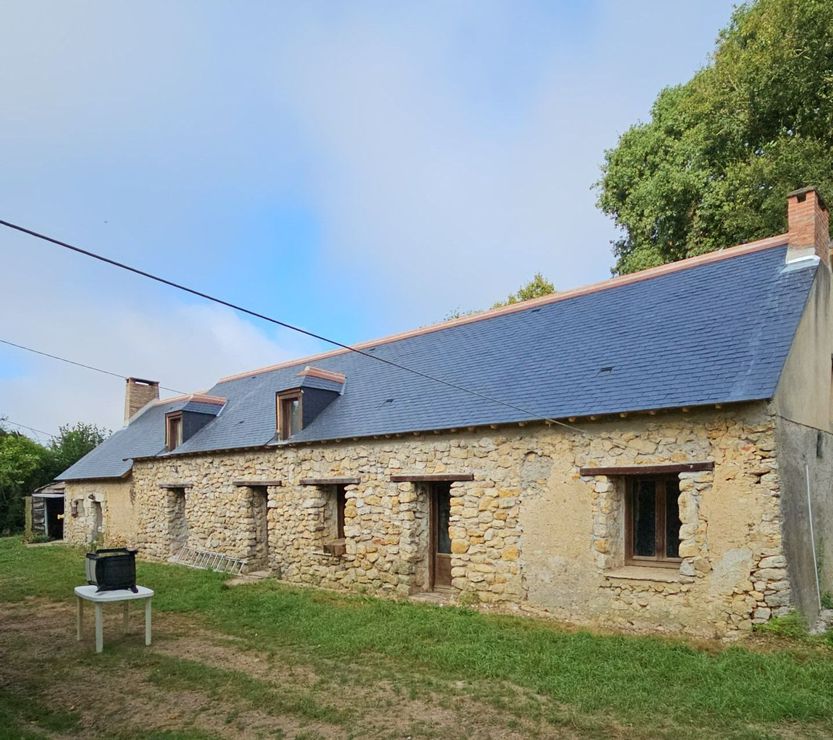 Une maison avec une toiture en ardoise.