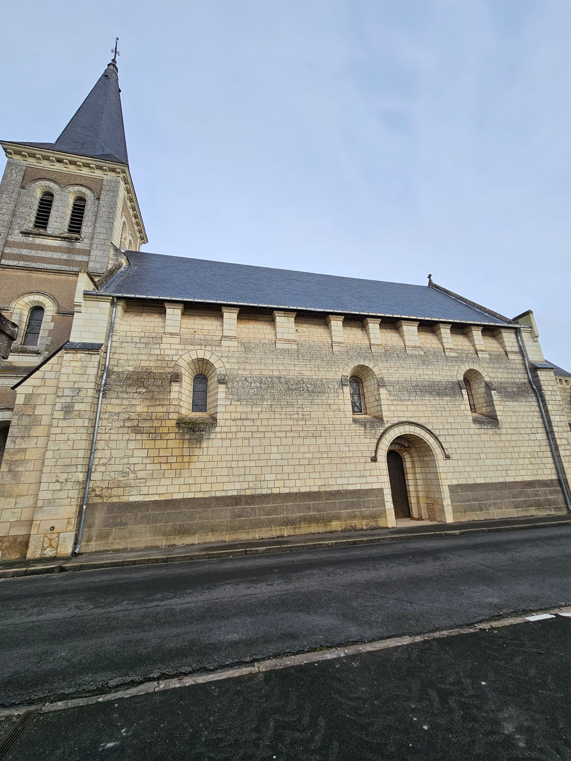 Une église avec une toiture noire.