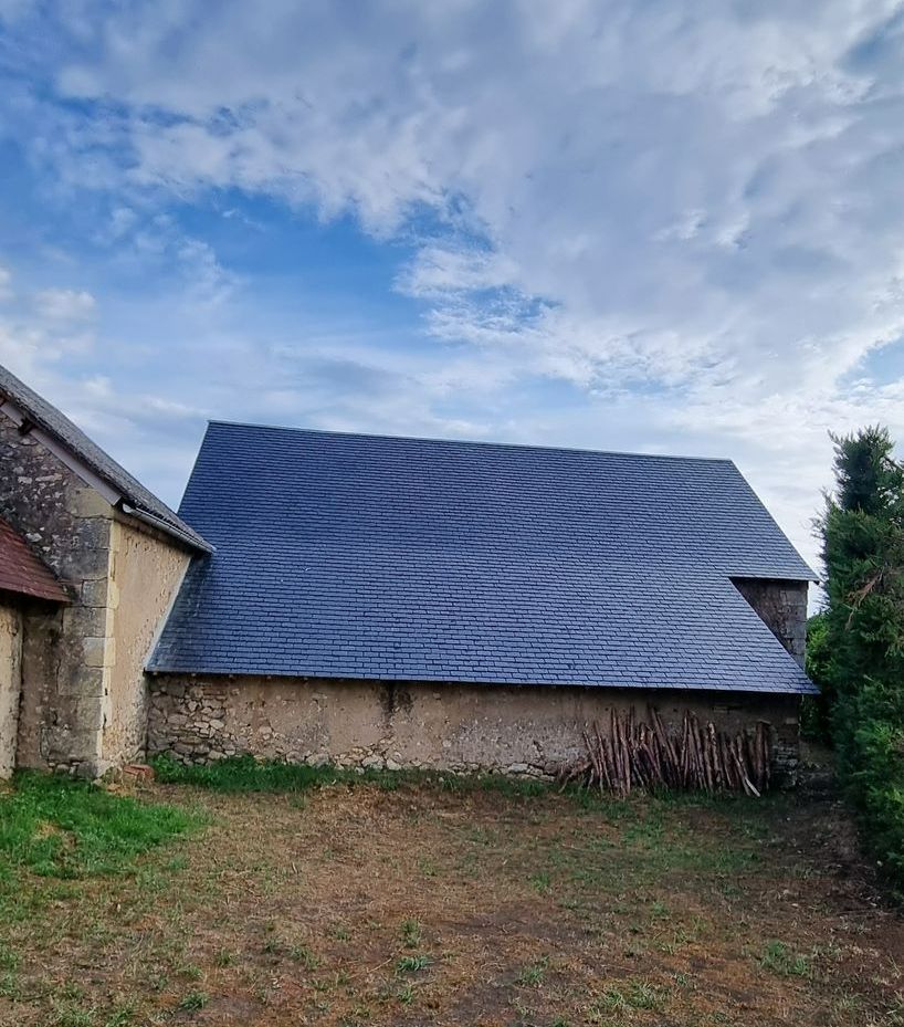 Une toiture avec des tuiles en ardoise.