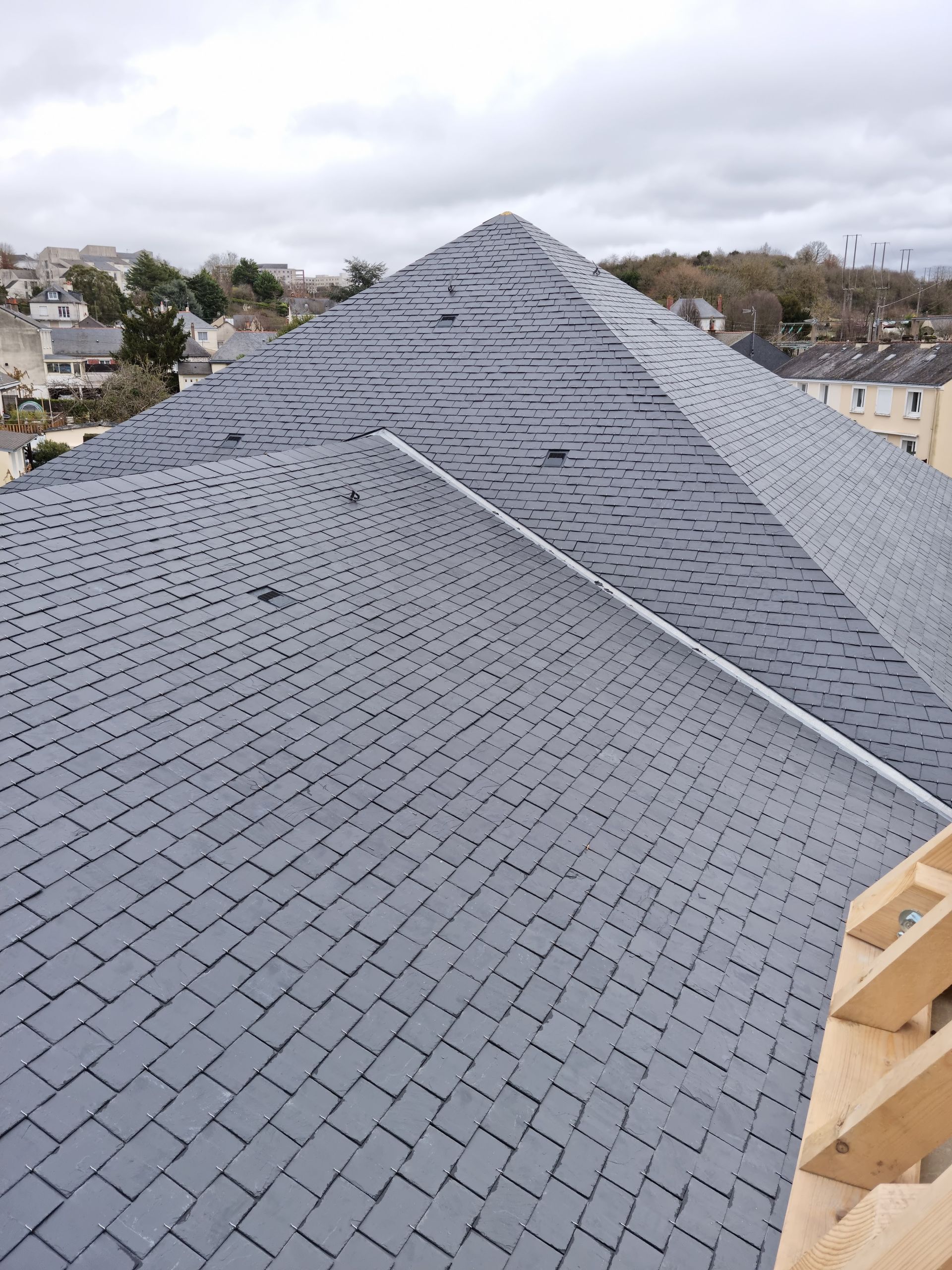Une toiture en ardoise vue d'en haut.