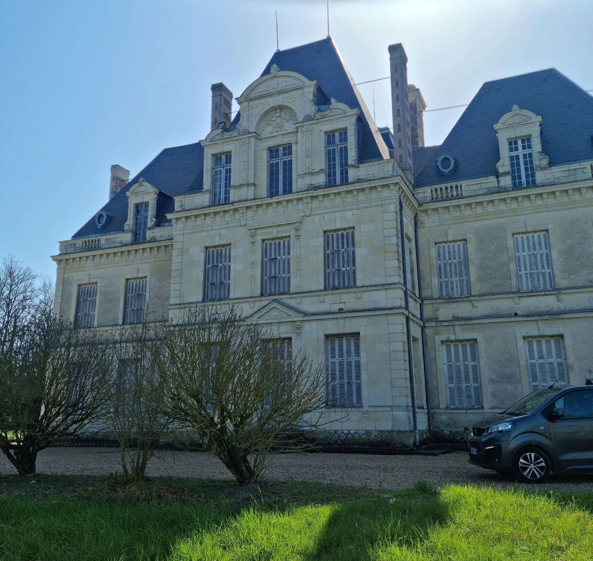 Un grand bâtiment avec une toiture noire.