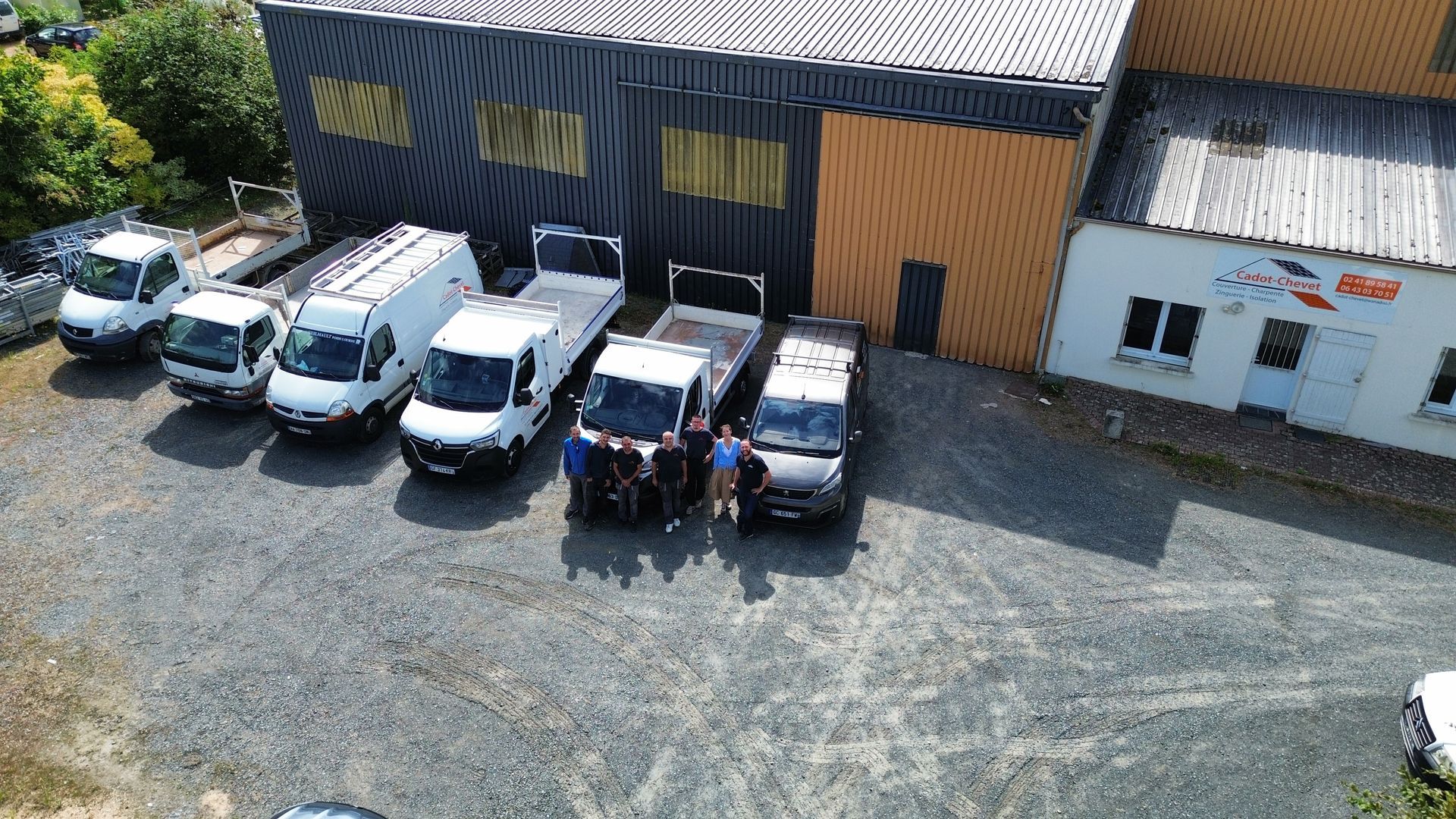 Une équipe d'artisans vue d'en haut.