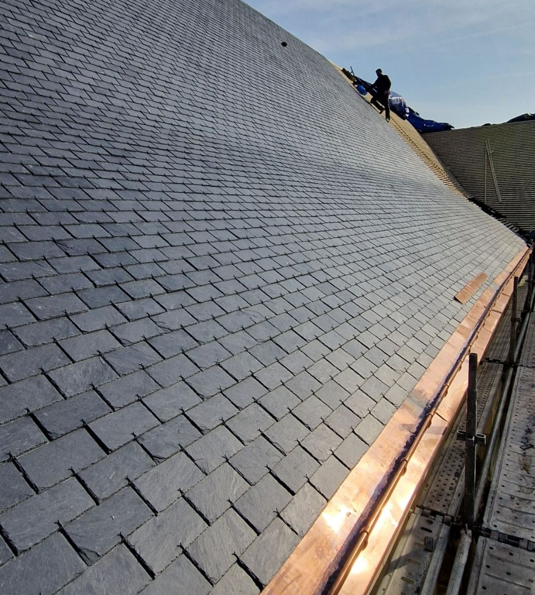 Une zinguerie de toiture vue du toit.