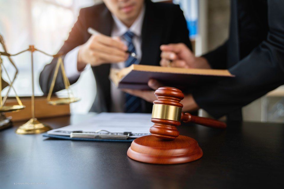 Bild von Unterlagen auf Schreibtisch