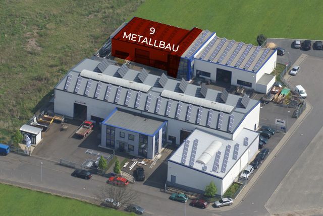 Eine Luftaufnahme eines Gebäudes mit der Nummer 9 darauf