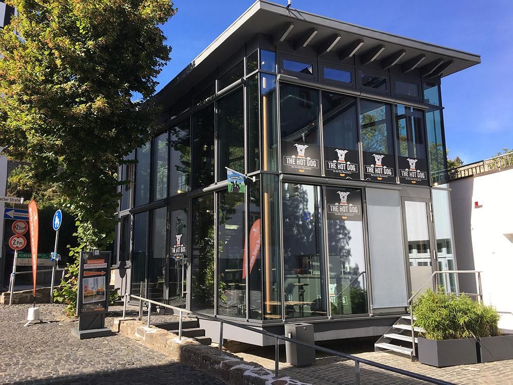 Ein Gebäude mit vielen Fenstern und Treppen