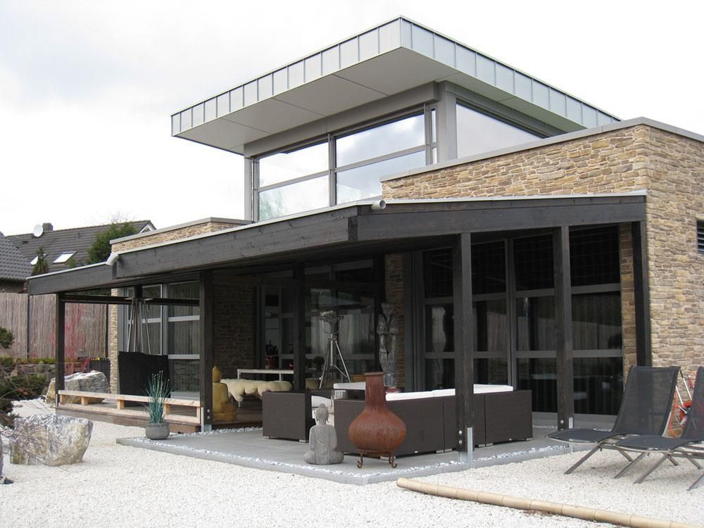 Ein Haus mit vielen Fenstern und einer Terrasse