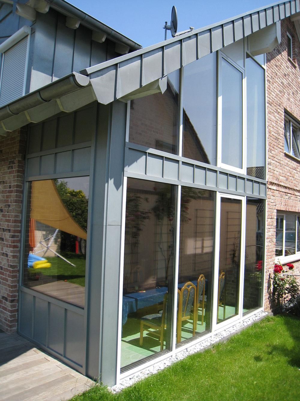 Ein Haus mit vielen Fenstern und einer Backsteinmauer