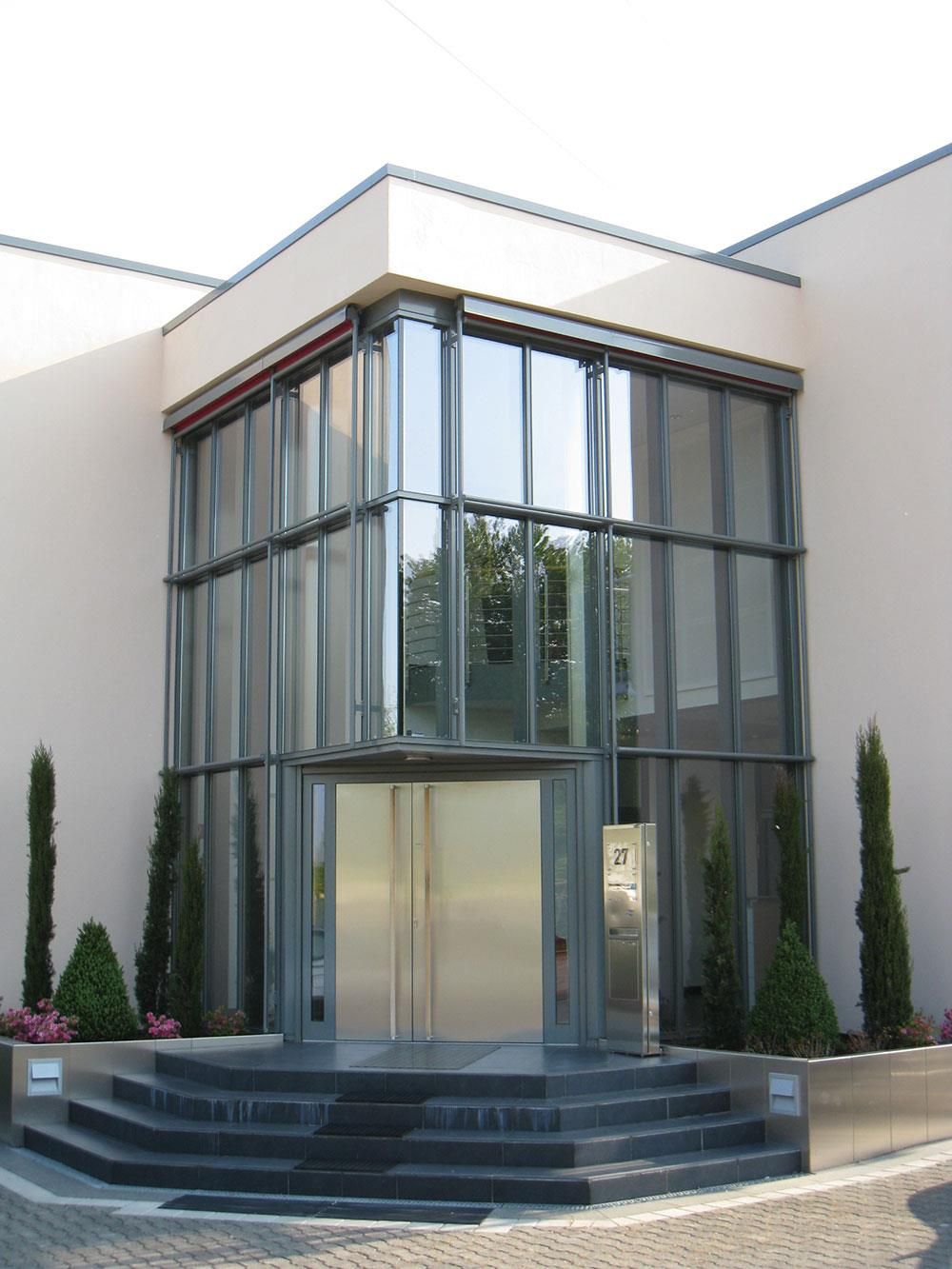 Ein Gebäude mit vielen Fenstern und Treppen